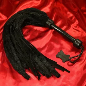 Musta pitkä Shaman-floggeri aidosta mokkanahasta Chambers of Lovelta. Eksklusiivinen lämmittävä piiska käsin punotulla kahvalla, täydellinen monipuolisiin BDSM-sessioihin.