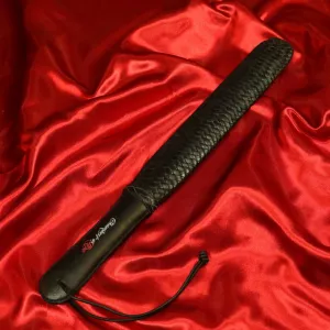 Svart vadderad läderpaddel, 46 cm, med halv vadderad shesham träkärna.  Exklusiv BDSM-paddel från Chambers of Love.