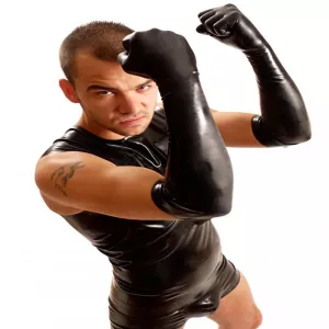 Svarta armbågslånga fistinghandskar i latex på modell, framifrån, produktbild, Chambers of Love