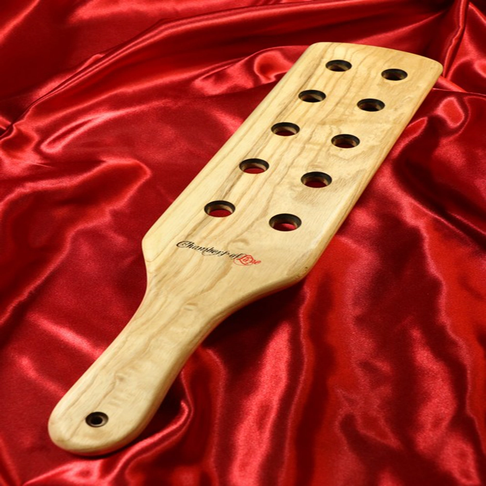 Chambers of Love teakpaddel i storlek L – skapad för djupare och kraftfullare impact play. Perfekt för intensiva sessioner och för dem som söker en extra nivå av dominans och njutning. Handgjord i hållbart teakträ för kvalitet och stil.