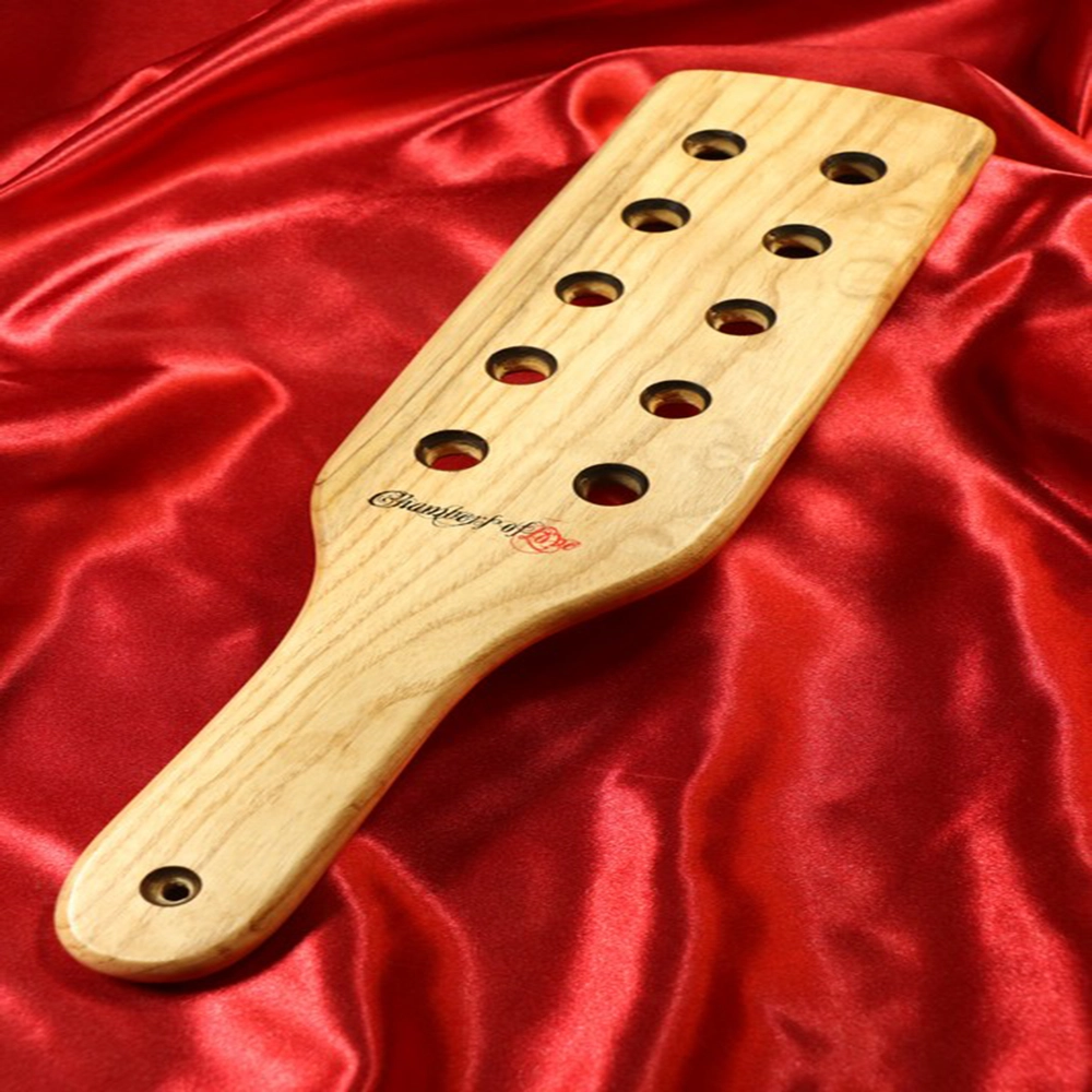 Chambers of Love teakpaddel i storlek M – utformad för mer intensiv impact play och kraftfulla slag. Perfekt för de som söker en djupare och mer kraftfull upplevelse. Handgjord i hållbart teakträ för kvalitet och stil.