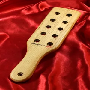 Chambers of Loven tiikkimela koossa S – täydellinen tarkkuusleikkeihin, hellästä intensiiviseen iskuun, ja ihanteellinen OTK (Over The Knee) spankingiin. Käsintehty kestävästä tiikkipuusta laadun ja tyylin takaamiseksi.