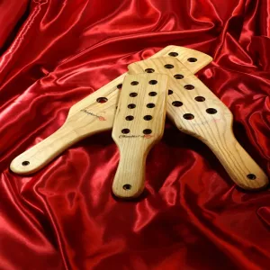 Chambers of Love Teakpaddel in drei verschiedenen Größen – perfekt für Impact Play und unvergessliche Momente. Handgefertigt für Qualität und Langlebigkeit.