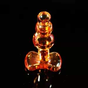 Kolmen helmen lasinen anaalitappi Chambers of Lovelta, kuvattu hieman yläviistosta. Tyylikäs ja elegantti muotoilu nautintoon ja tarkkuuteen.