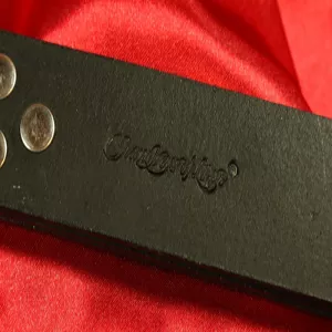 Chambers of Love -logo stanssattuna kolmihäntäiseen slapperiin kuvassa.