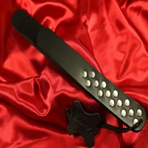 Kolmihäntäinen slapper Chambers of Lovelta, kolme joustavaa häntää. Tuottaa voimakkaan äänen ja terävän piston jokaisella iskulla – täydellinen intensiivisiin BDSM-hetkiin.