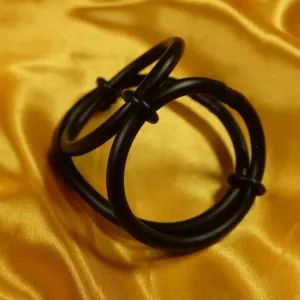 Helix Dreifach Penis und Hoden Käfig von Chambers of Love aus schwarzem Silikon, montiert mit drei Ringen für Penis und Hoden.