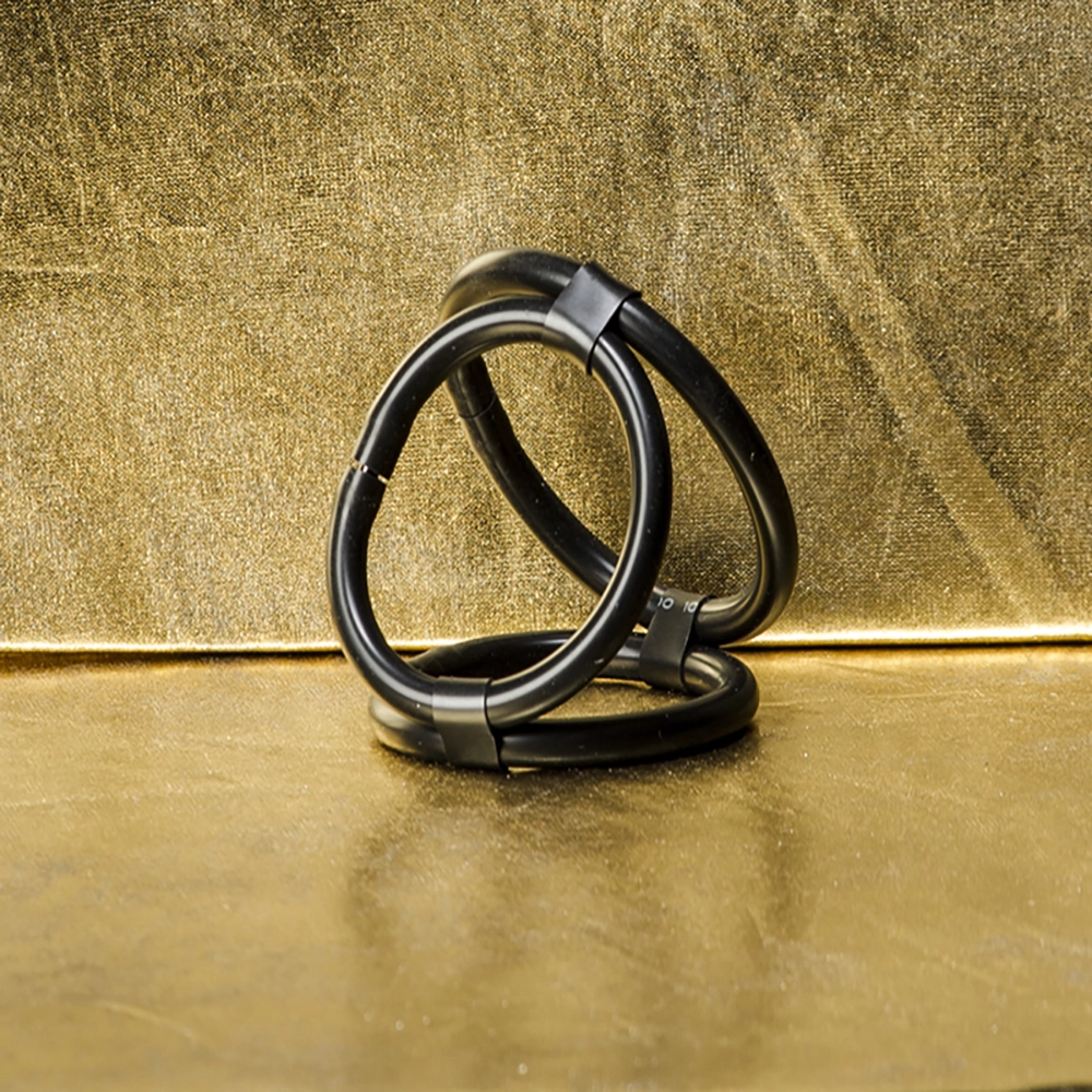 Musta silikoninen penishäkki, jossa kolme rengasta penikselle, kiveksille ja tyvelle Chambers of Lovelta. Tiukka istuvuus takaa maksimaalisen nautinnon ja pidemmän erektion.