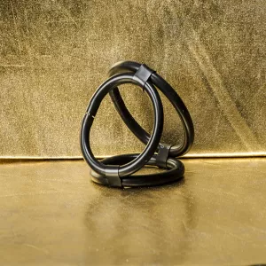 Musta silikoninen penishäkki, jossa kolme rengasta penikselle, kiveksille ja tyvelle Chambers of Lovelta. Tiukka istuvuus takaa maksimaalisen nautinnon ja pidemmän erektion.