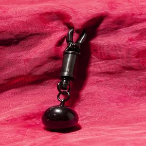 Schwere verstellbare Brustwarzenklemmen von Chambers of Love – Perfekt zur Anpassung des Drucks und für intensive BDSM-Erlebnisse.