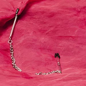 Tweezer bröstvårtsklämmor med kedja i metall från Chambers of Love