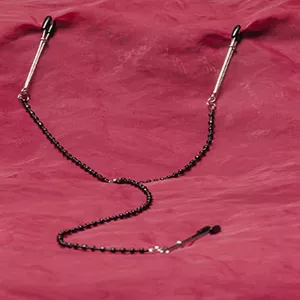 Tweezer bröstvårta-till-klitorisklämmor med svart kedja och vinyl klädda grepp för BDSM-sessioner från Chambers of Love