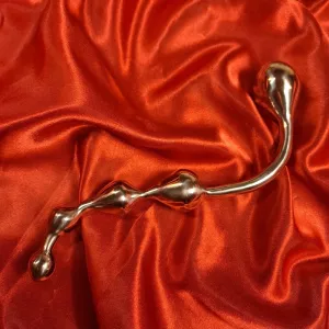 Twisted Wand dildo i rostfritt stål från Chambers of Love, med slät smal stam och fem kulor i varierande storlek, tvåsidig design för temperatur lek.