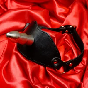 Vac-U-Lock Mundknebel von vorne gesehen, verstellbarer BDSM-Knebel mit Vac-U-Lock-Aufnahme um den Kopf von Chambers of Love