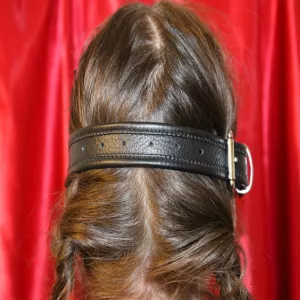 Läderögonbindel från Chambers of Love – visar tydligt den släta designen för ökad komfort under BDSM-sessioner.