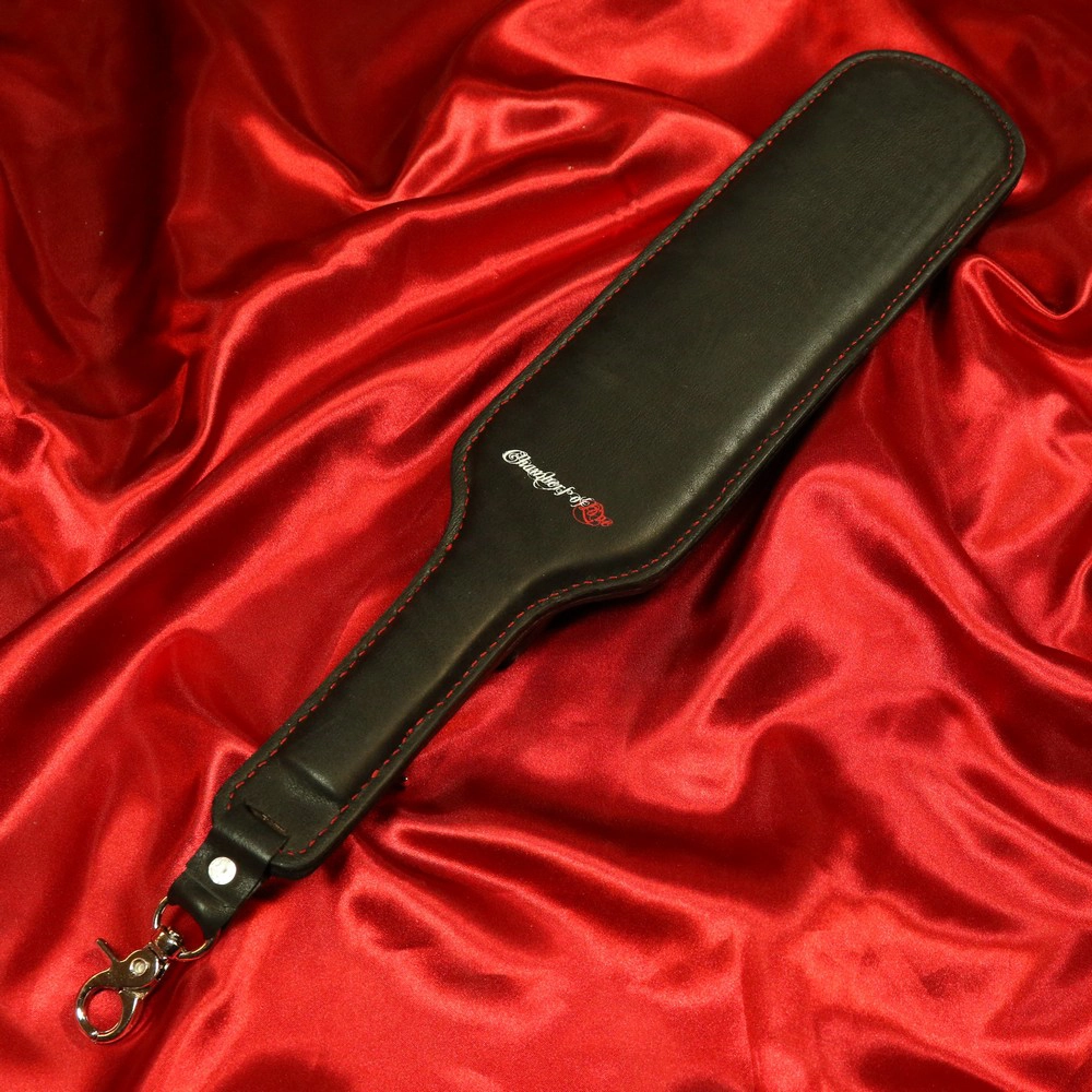 Chambers of Loves svarta vadderade läderpaddel i storlek L, perfekt för mjuka och intensiva BDSM-sessioner.