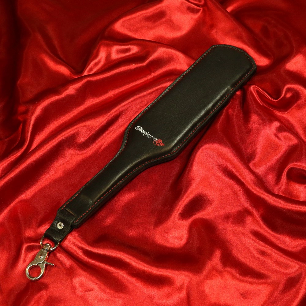 Chambers of Loves svarta vadderade läderpaddel i storlek M, perfekt för mjuka och intensiva BDSM-sessioner.