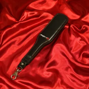 Chambers of Loven musta pehmustettu nahkapaddle koossa S, täydellinen pehmeisiin ja intensiivisiin BDSM-sessioihin.