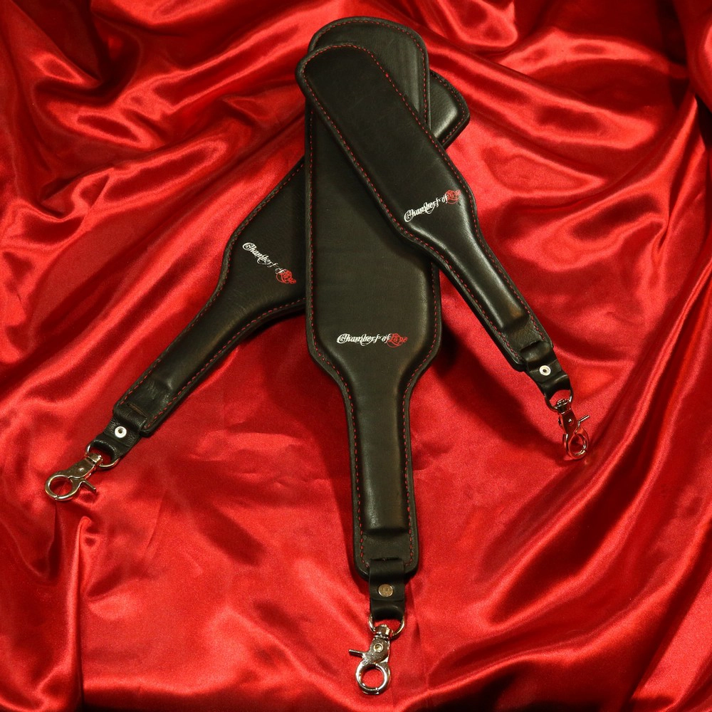 Chambers of Love svarta vadderade läderpaddlar i storlekarna S, M och L, perfekt för mjuka och intensiva BDSM-sessioner. Skandinaviens största BDSM-butik, online och fysisk!