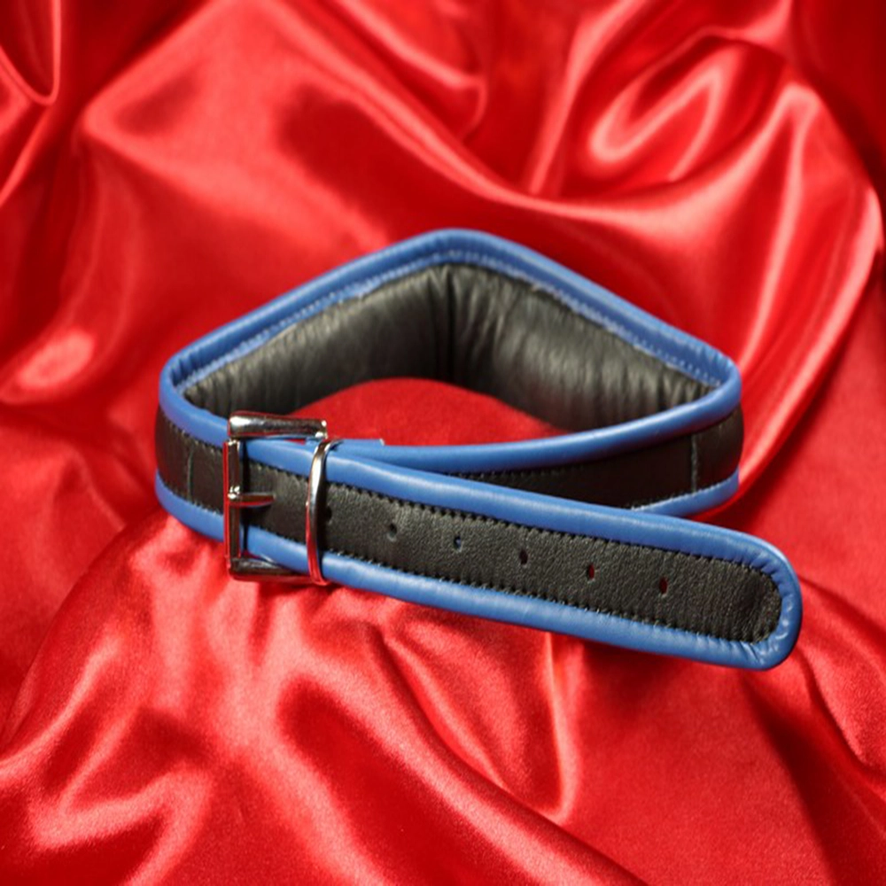 Pehmustettu nahkainen silmänaamio sinisellä reunalla Chambers of Loven eksklusiivisesta valikoimasta – takaosa esittelee mukavan ja käytännöllisen muotoilun täydellisiin BDSM-sessioihin.