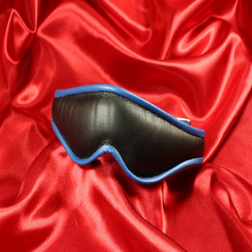 Pehmustettu nahkainen silmänaamio sinisellä reunalla Chambers of Loven eksklusiivisesta valikoimasta – etupuoli esittelee tyylikkään muotoilun ja ylellisen mukavuuden.