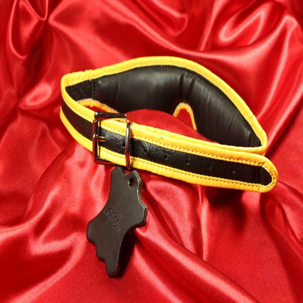 Pehmustettu nahkainen silmänaamio keltaisella reunalla Chambers of Loven eksklusiivisesta valikoimasta – takaosa esittelee mukavan ja käytännöllisen muotoilun täydellisiin BDSM-sessioihin.