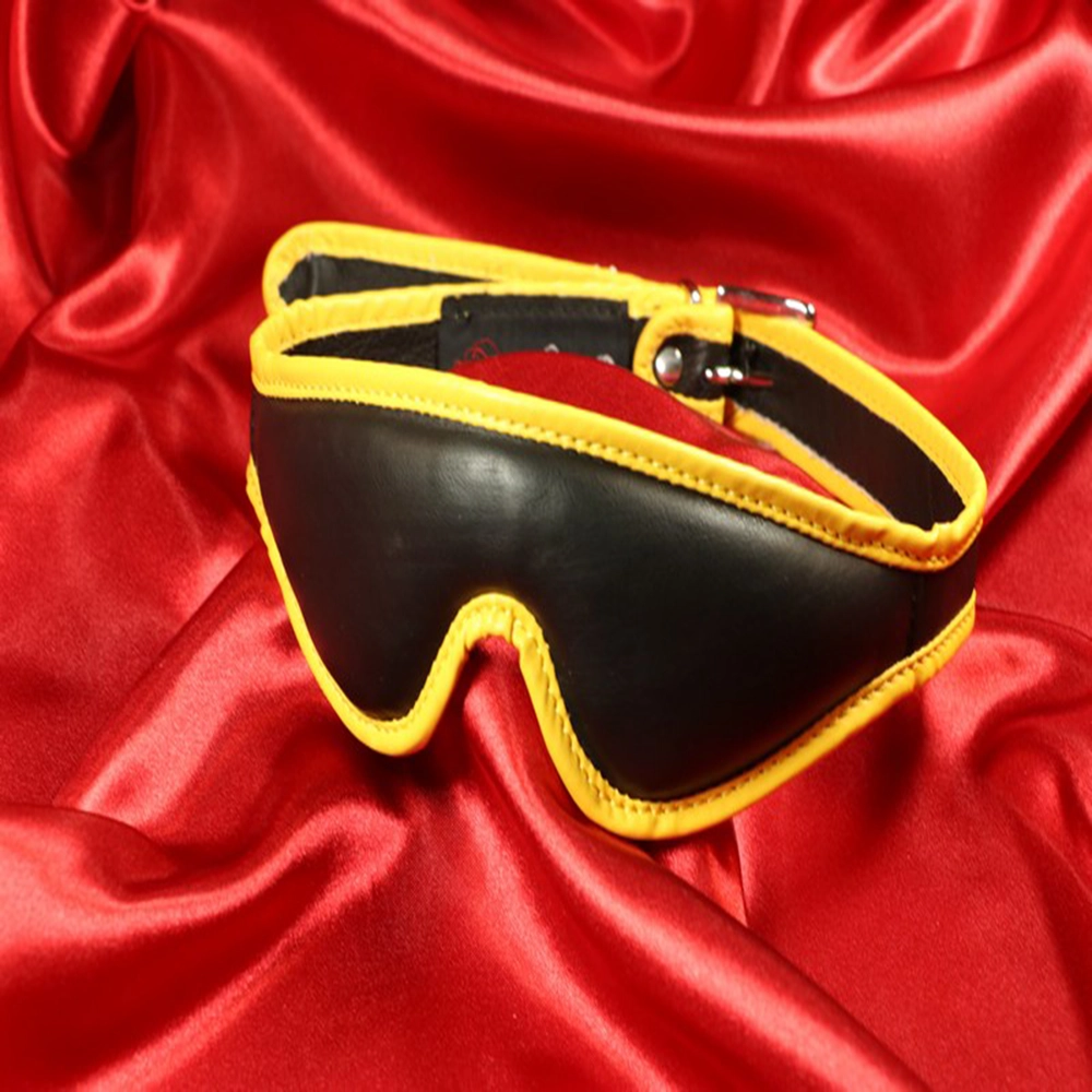 Pehmustettu nahkainen silmänaamio keltaisella reunalla Chambers of Loven eksklusiivisesta valikoimasta – etupuoli esittelee tyylikkään muotoilun ja ylellisen mukavuuden.