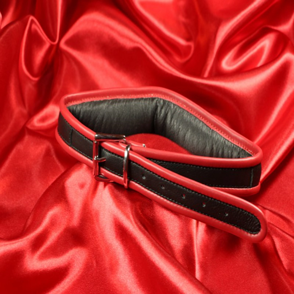 Pehmustettu nahkainen silmänaamio punaisella reunalla Chambers of Loven eksklusiivisesta valikoimasta – takaosa esittelee mukavan ja käytännöllisen muotoilun täydellisiin BDSM-sessioihin.