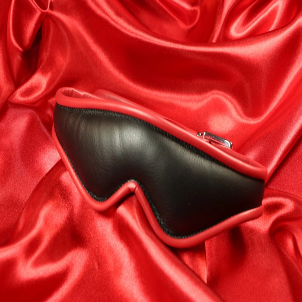 Pehmustettu nahkainen silmänaamio punaisella reunalla Chambers of Loven eksklusiivisesta valikoimasta – etupuoli esittelee tyylikkään muotoilun ja ylellisen mukavuuden.