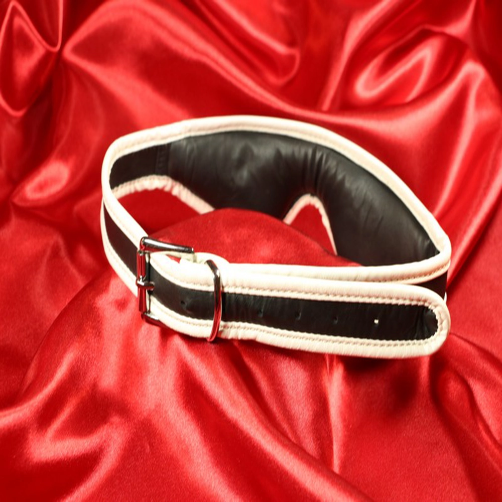 Pehmustettu nahkainen silmänaamio valkoisella reunalla Chambers of Loven eksklusiivisesta valikoimasta – takaosa esittelee mukavan ja käytännöllisen muotoilun täydellisiin BDSM-sessioihin.