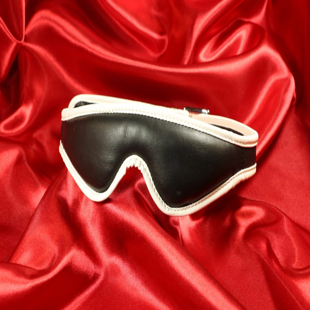 Pehmustettu nahkainen silmänaamio valkoisella reunalla Chambers of Loven eksklusiivisesta valikoimasta – etupuoli esittelee tyylikkään muotoilun ja ylellisen mukavuuden.