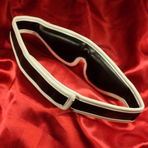 Baksida av vadderad ögonbindel med vit kant i PU-läder från Chambers of Love.