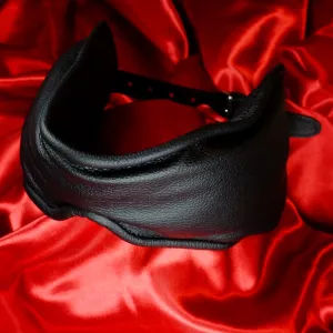 BDSM ögonbindel med öronkåpor från Chambers of Love, sedd framifrån, visar den täckande designen över ögon och öron samt den justerbara remmen.