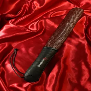 Röd läderpaddel med shesham-träkärna från Chambers of Love – exklusiv, tunn BDSM-paddel i flätat rött läder, FSC-certifierat och etiskt tillverkat