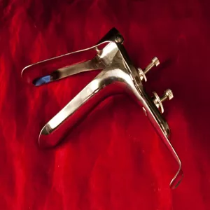 Vaginalspekulum aus Edelstahl – medizinisch inspiriertes und verstellbares Instrument für fortgeschrittene BDSM Sessions von Chambers of Love.