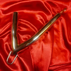 Vaginal bondagekrok ASB306 i polerat metallutförande på rött satintyg från Chambers of Loves exklusiva sortiment