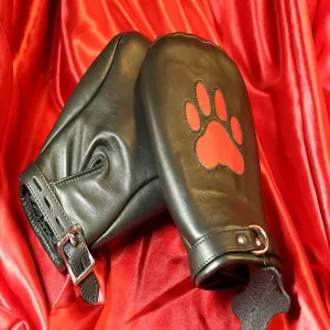 Puppy Play Läder Mits i svart, högkvalitativt äkta läder med röd präglad tassdetalj och justerbart spänne från Chambers of Love.