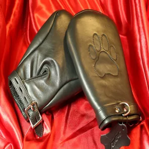 Puppy Play Läder Mits i svart, högkvalitativt äkta läder med svart präglad tassdetalj och justerbart spänne från Chambers of Love.