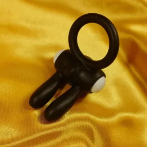 Penisrengas ja rabbit-klitoriskiihotin LoveToysilta – tehokasta kaksoisstimulaatiota, vedenkestävä ja keholle turvallinen. Saatavilla Chambers of Lovelta.