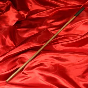 Valnötspön från Chambers of Love – elegant och kraftfull, för dig som söker njutning och disciplin med stil.