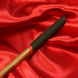 Detaljerad närbild på handtaget av valnötspön från Chambers of Love – elegant trä och exklusiv finish.