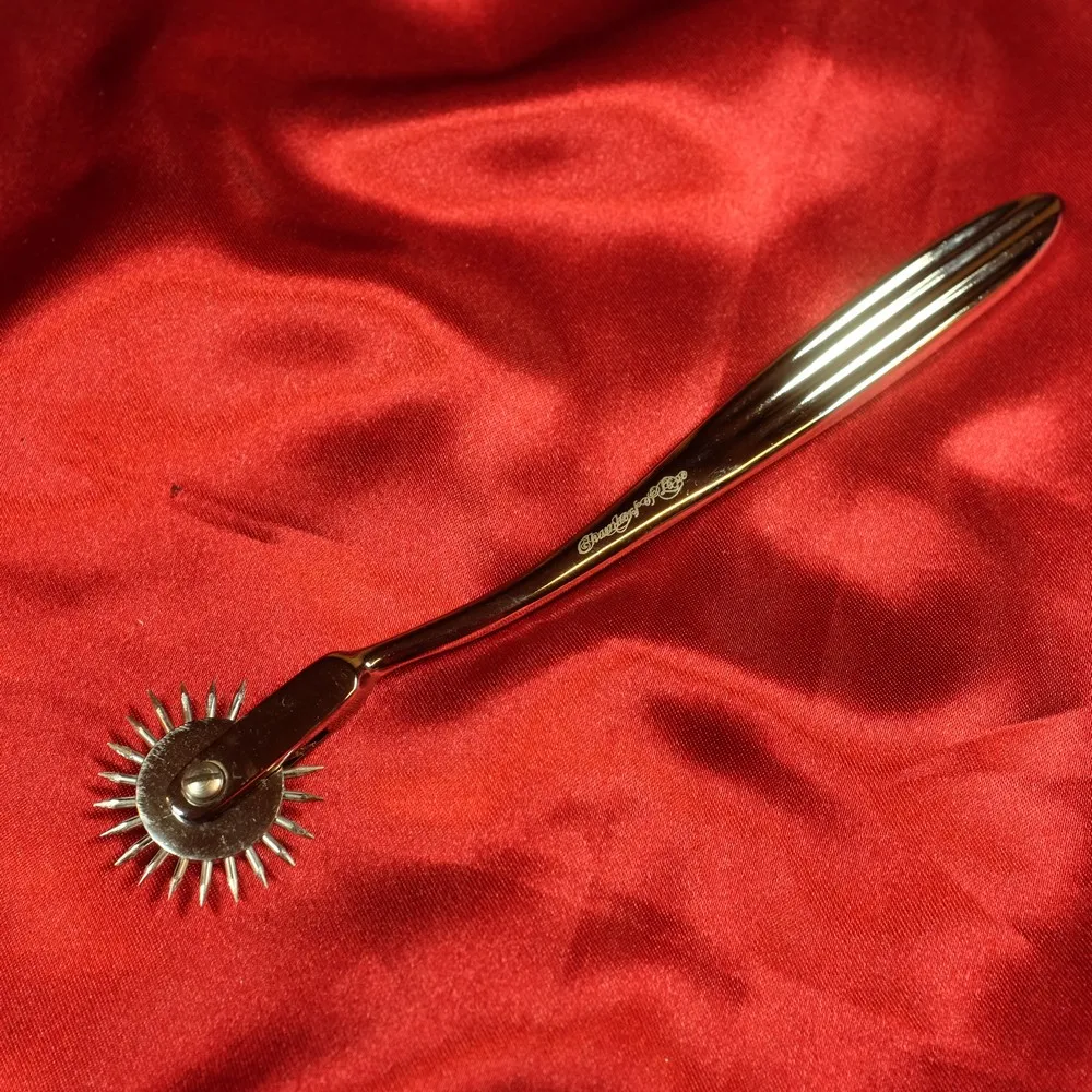 Single-wheel Wartenberg wheel in stainless steel from Chambers of Love – classic medical precision instrument for sensual stimulation.