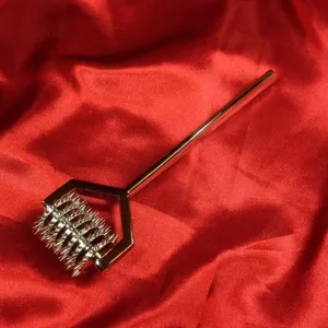 Wartenberg-Rad mit sieben Rädern aus Edelstahl von Chambers of Love – klassisches medizinisches Präzisionsinstrument für sinnliche Stimulation.