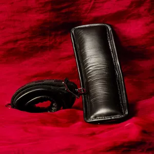 Eksklusiiviset pehmustetut BDSM-rannekahleet mustasta premium-nahasta mustilla reunoilla Chambers of Loven ylellisestä kokoelmasta. Inspiroituneet klassisesta hanky codesta – tyylikäs tapa ilmaista mieltymyksesi. Tuotenumero XD260BL.