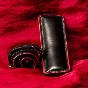 Eksklusiiviset pehmustetut BDSM-rannekahleet mustasta premium-nahasta punaisilla reunoilla Chambers of Loven ylellisestä kokoelmasta. Inspiroituneet klassisesta hanky codesta – intohimoinen tapa ilmaista mieltymyksesi. Tuotenumero XD206BLR.
