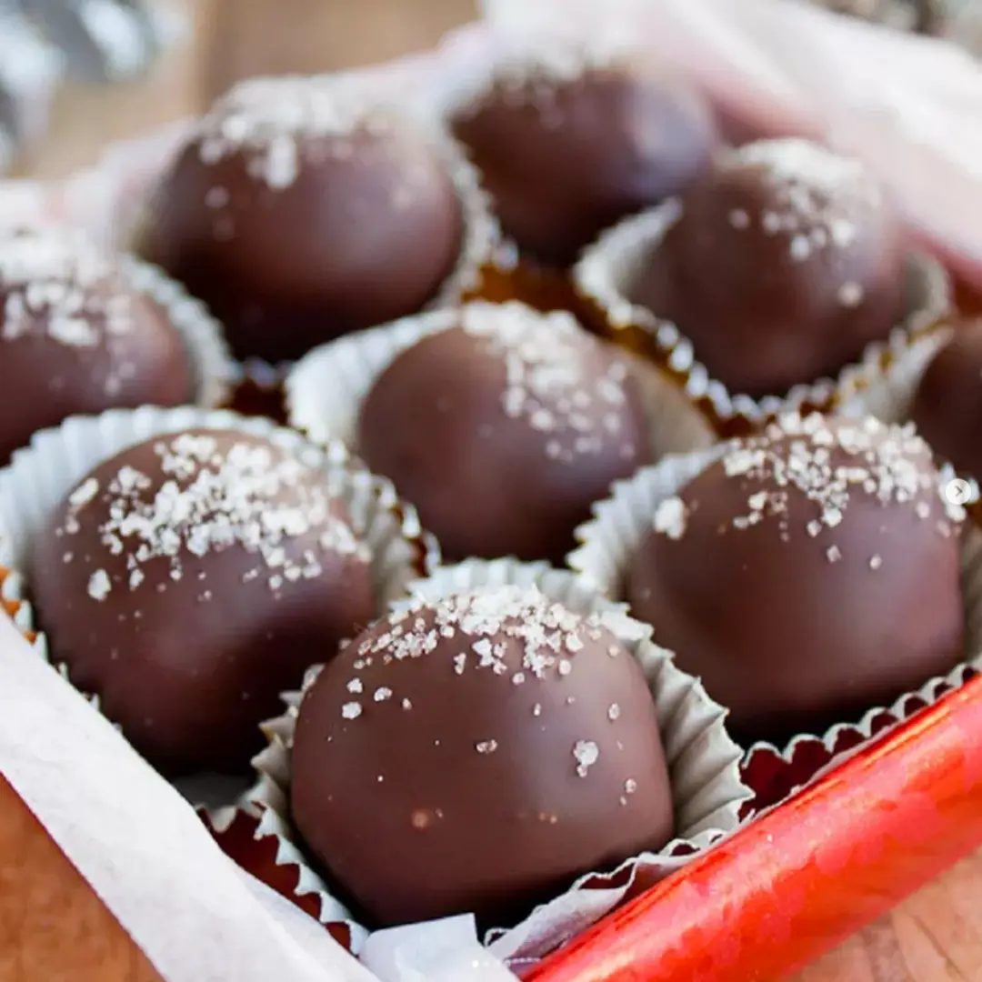 Tryffel med saltad kola & hasselnöt Mörk choklad, hasselnöt & saltad kolatryffel