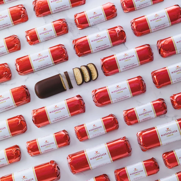 Niedereggers röda och vita marsipanlimpor kategoribild
