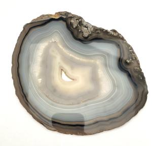 Agatskiva med kristaller