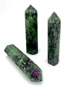 Zoisit med rubin torn