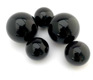 Svart obsidian klot